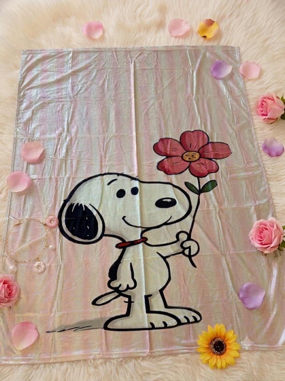 Peanuts Snoopy Holding Pink Flower Throw Blanket Queen size